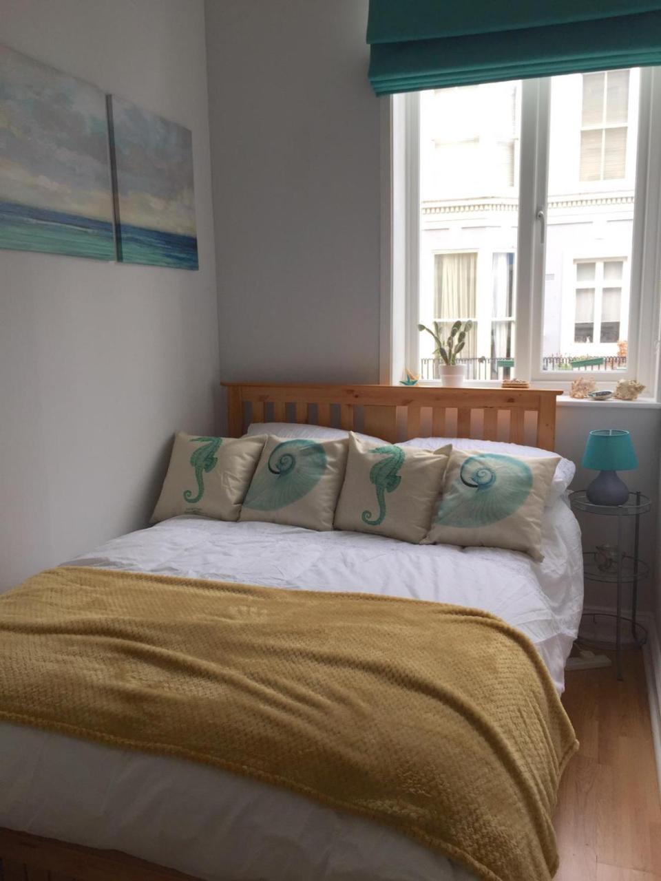 Striking Seaside One Bed Balcony Flat In Apartment *