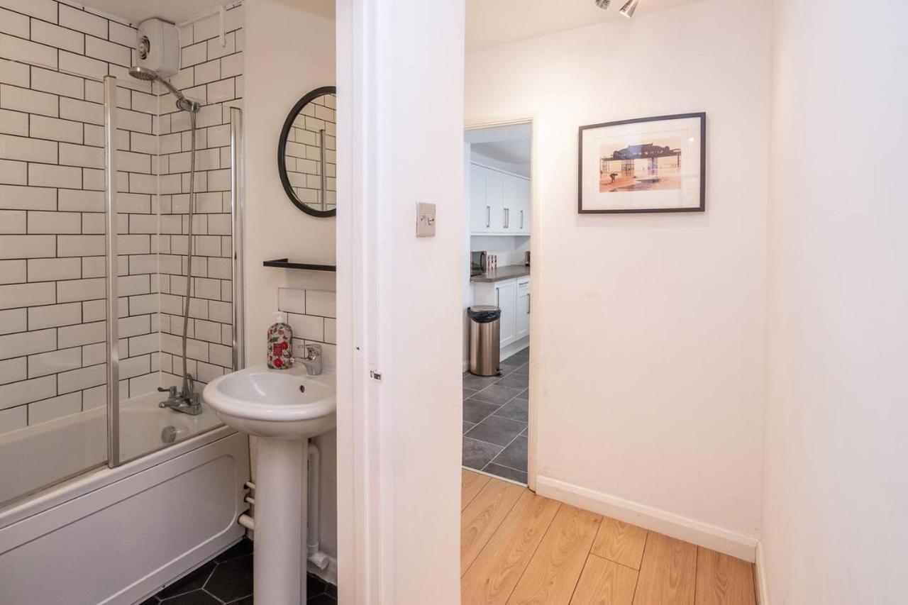 Bright And Modern 1 Bed Flat In Great Location *