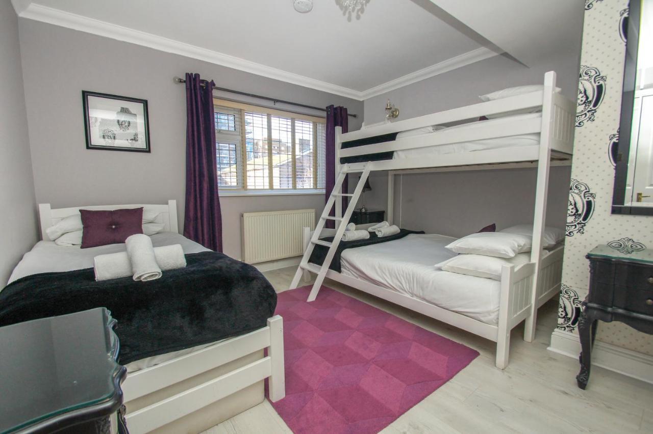 Little Paris - Parking - By Lets Holiday home