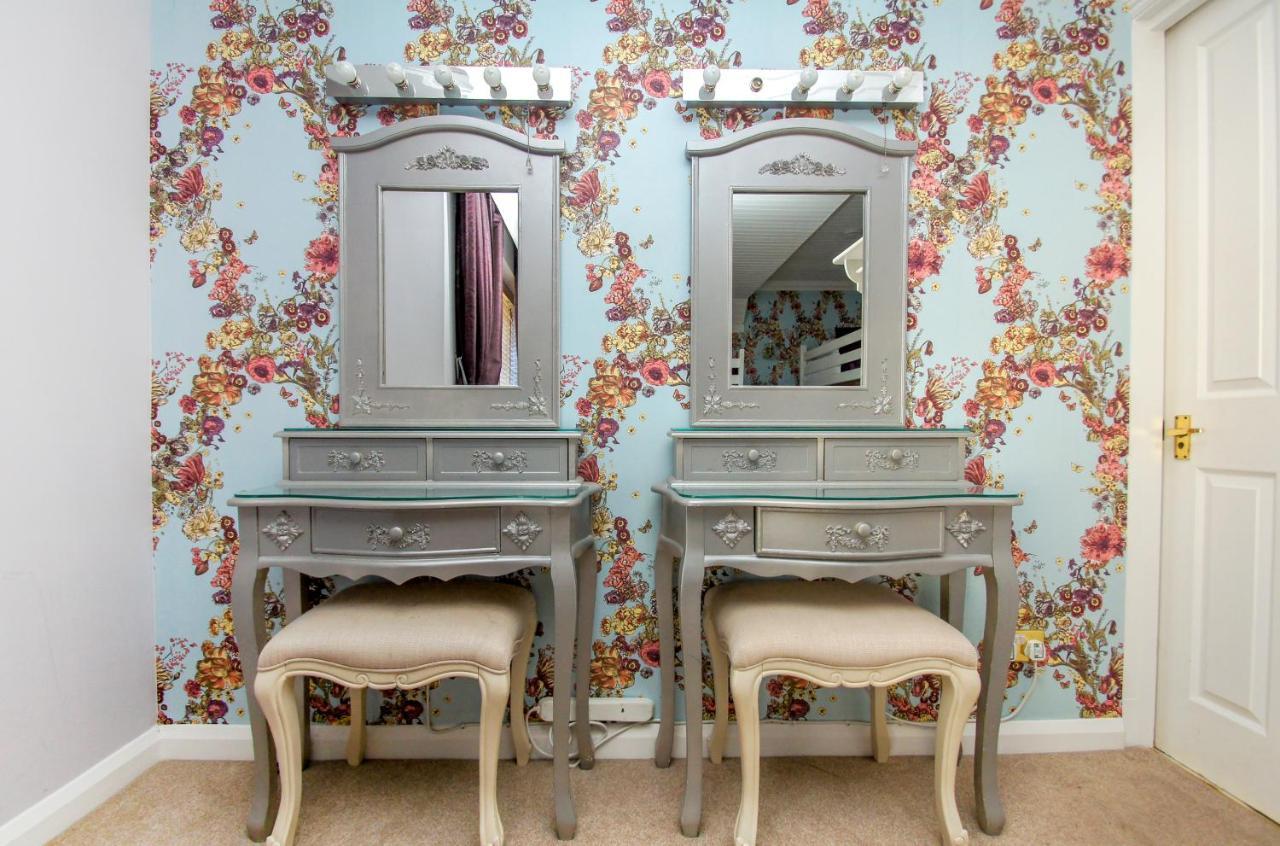 Little Paris - Parking - By Lets Holiday home Brighton
