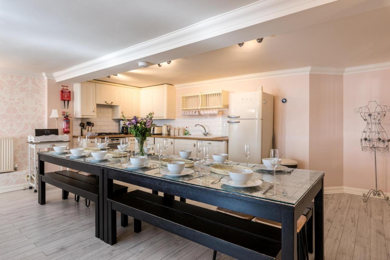 Little Paris - Parking - By Lets Holiday home Brighton