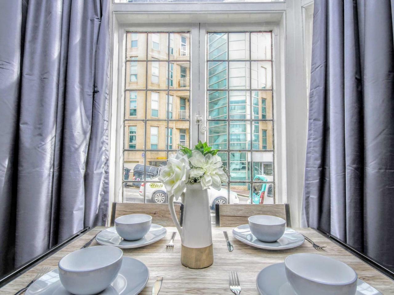 Queens Square Flat 1 Apartment