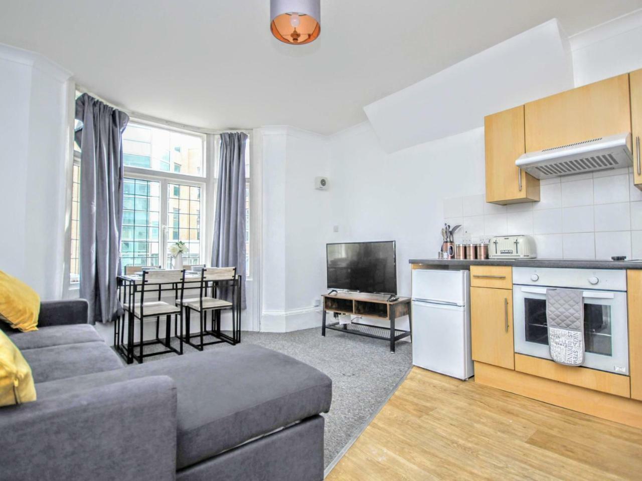 Queens Square Flat 1 Apartment