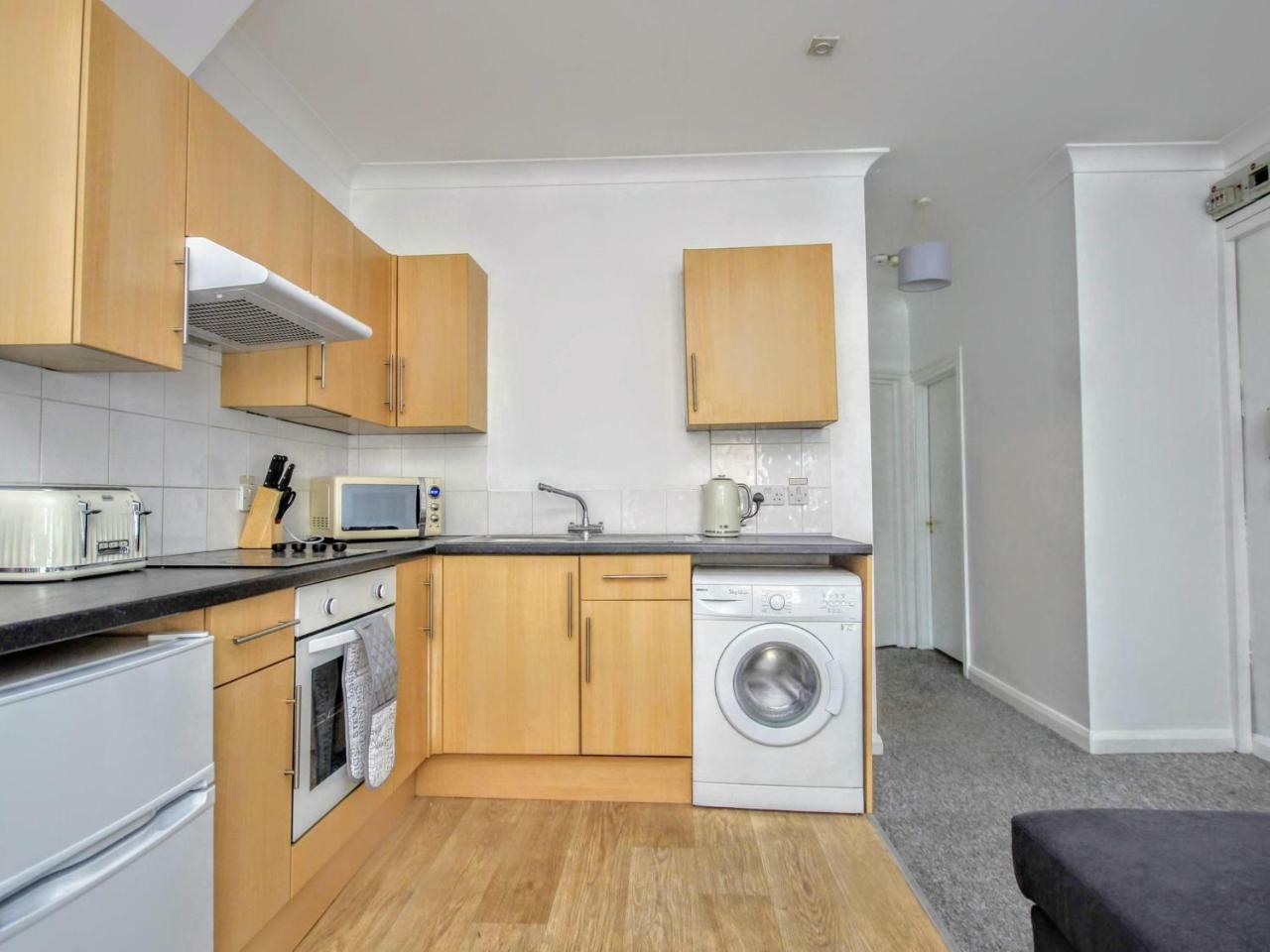 Queens Square Flat 1 *