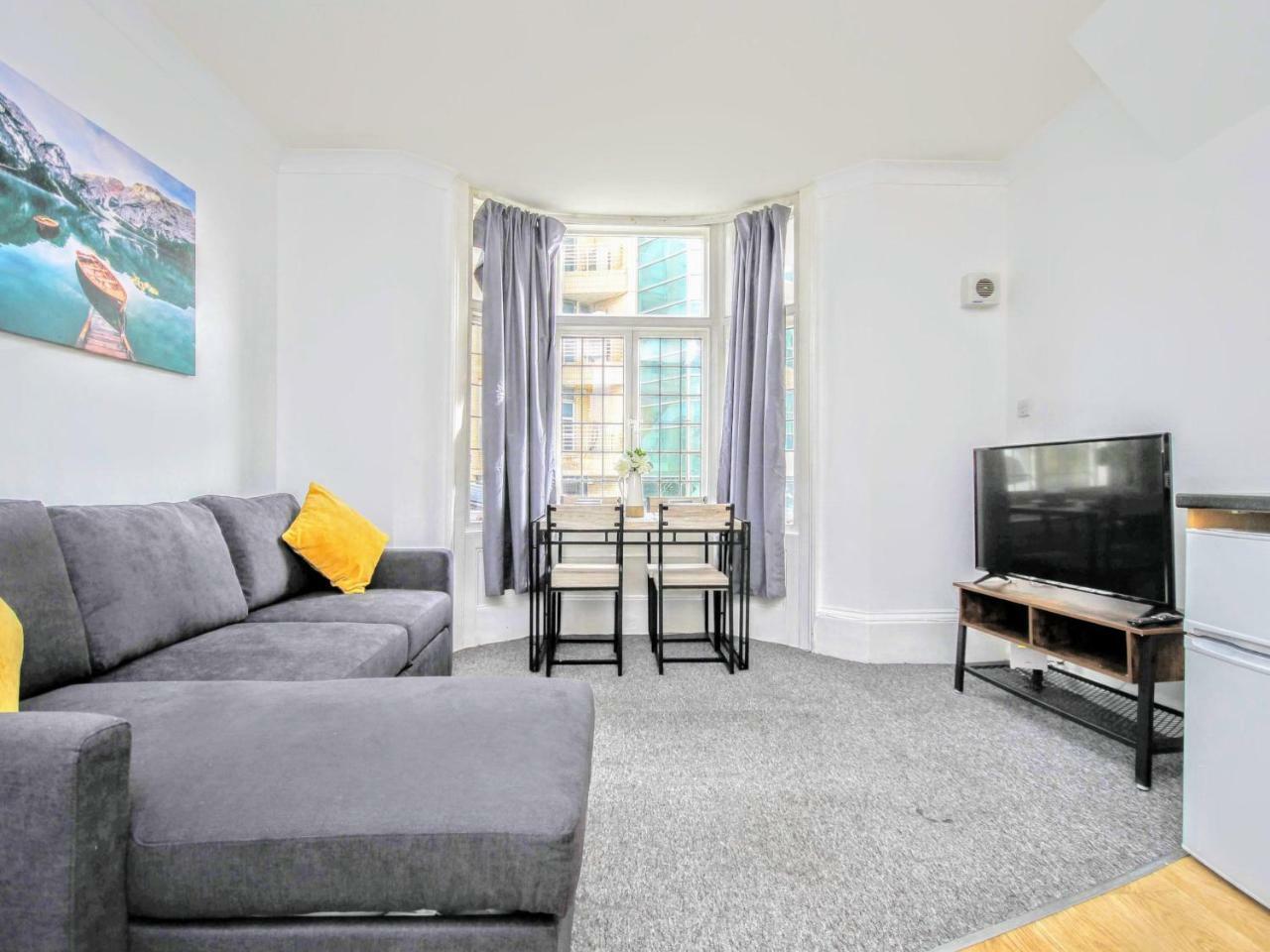 Queens Square Flat 1 Apartment *