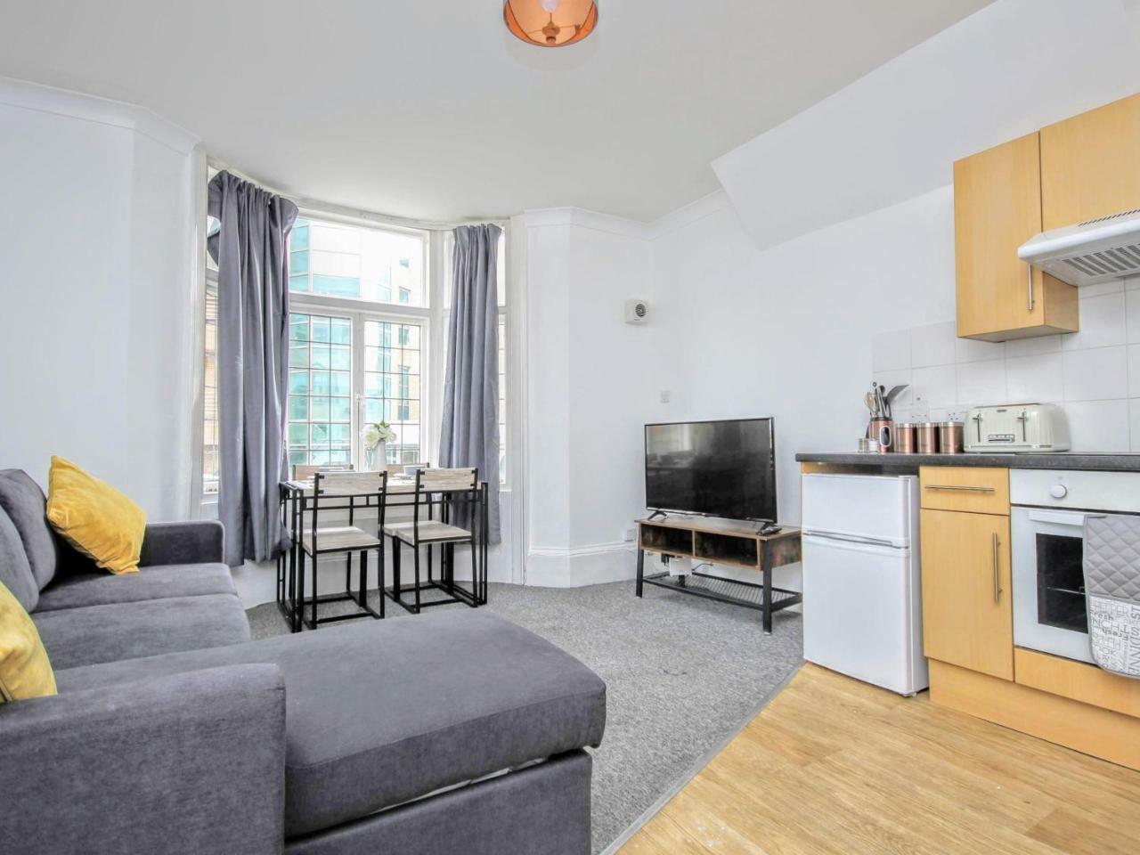 Queens Square Flat 1 Apartment *
