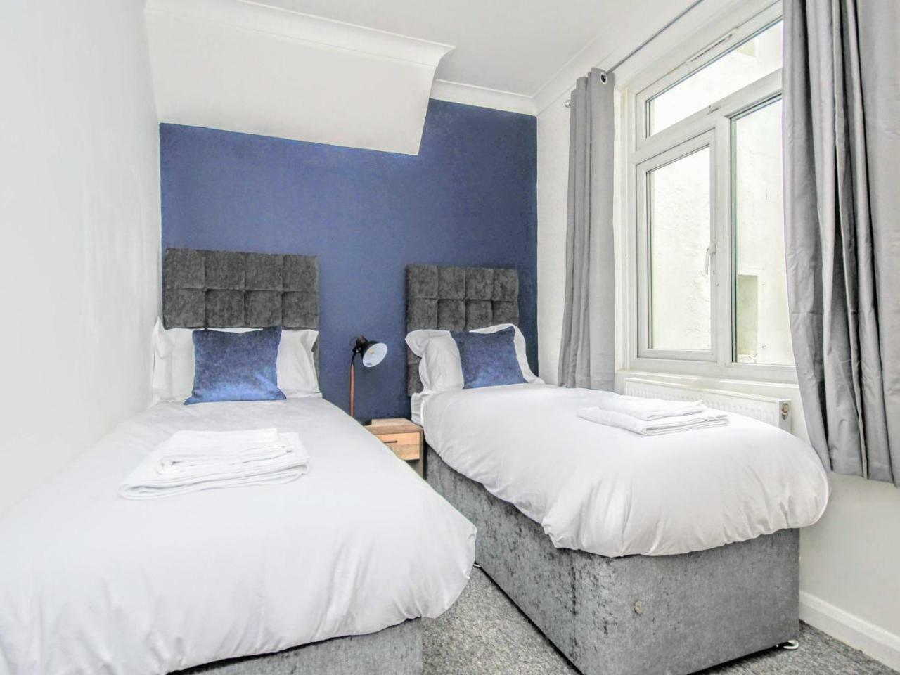 Queens Square Flat 1 *