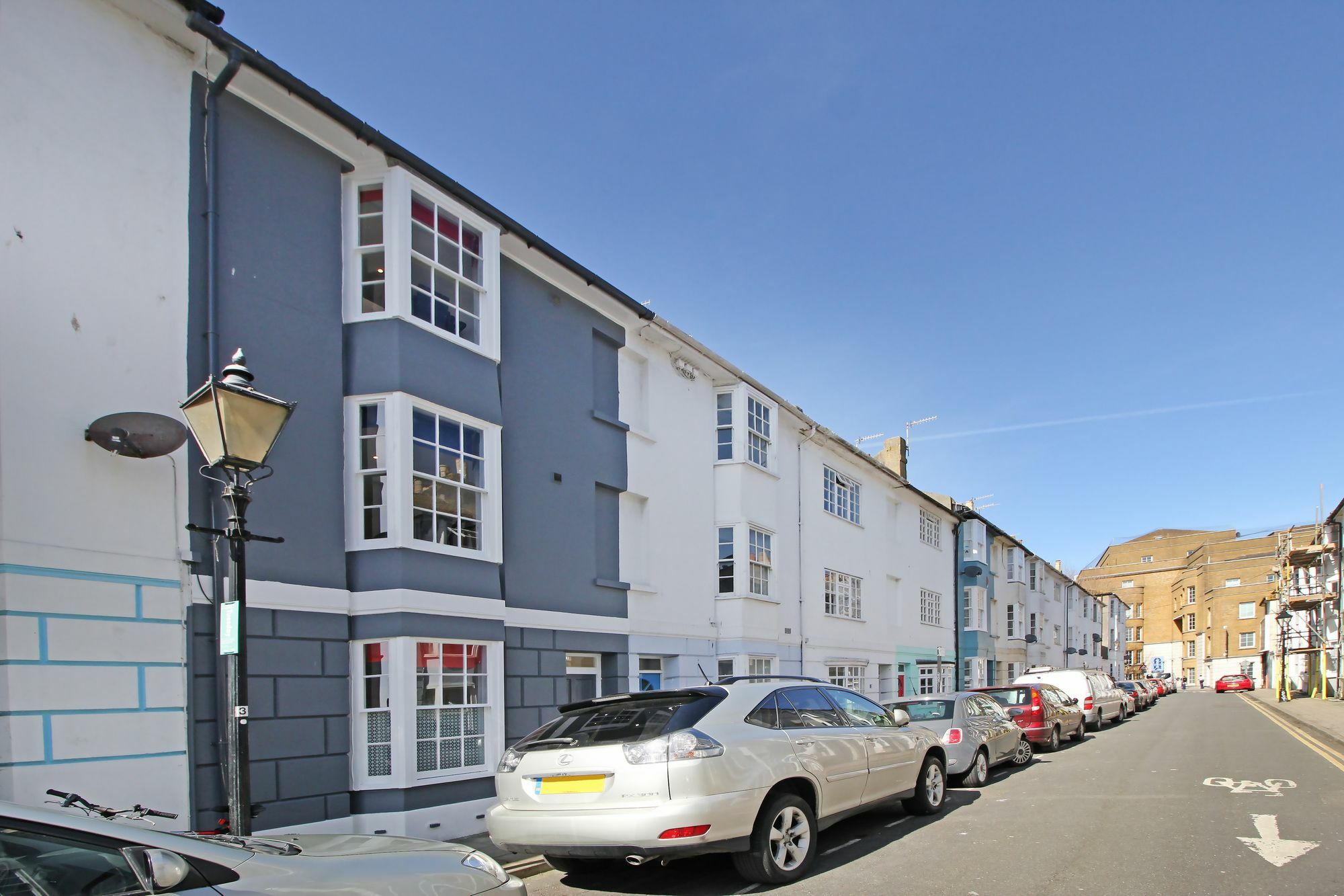 Getaways - Brighton's Big House Apartment