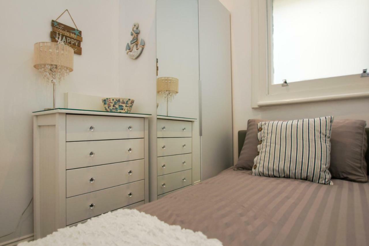 Sea Breeze - Central - By Holiday Lets Apartment *