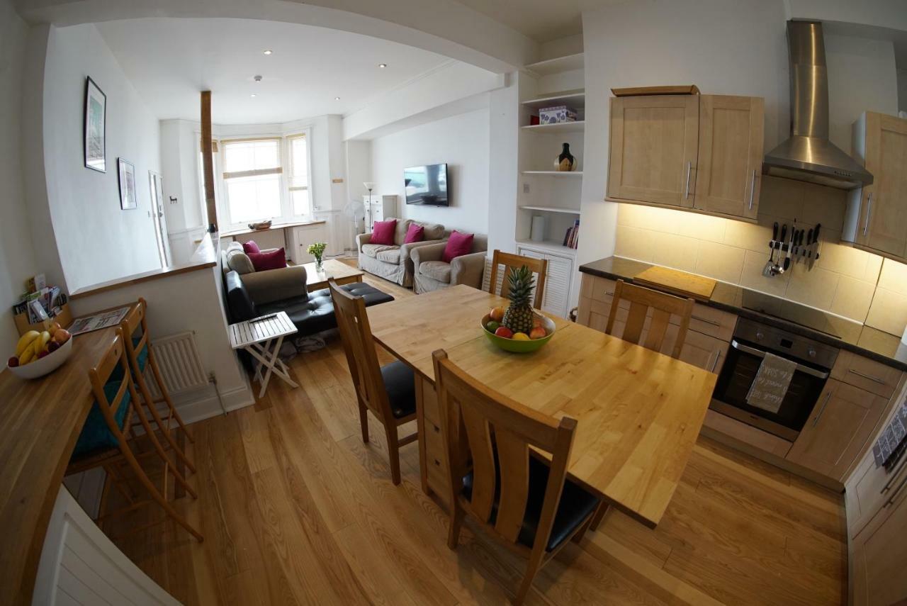 Apartment Seafront Duplex & Hot Tub *