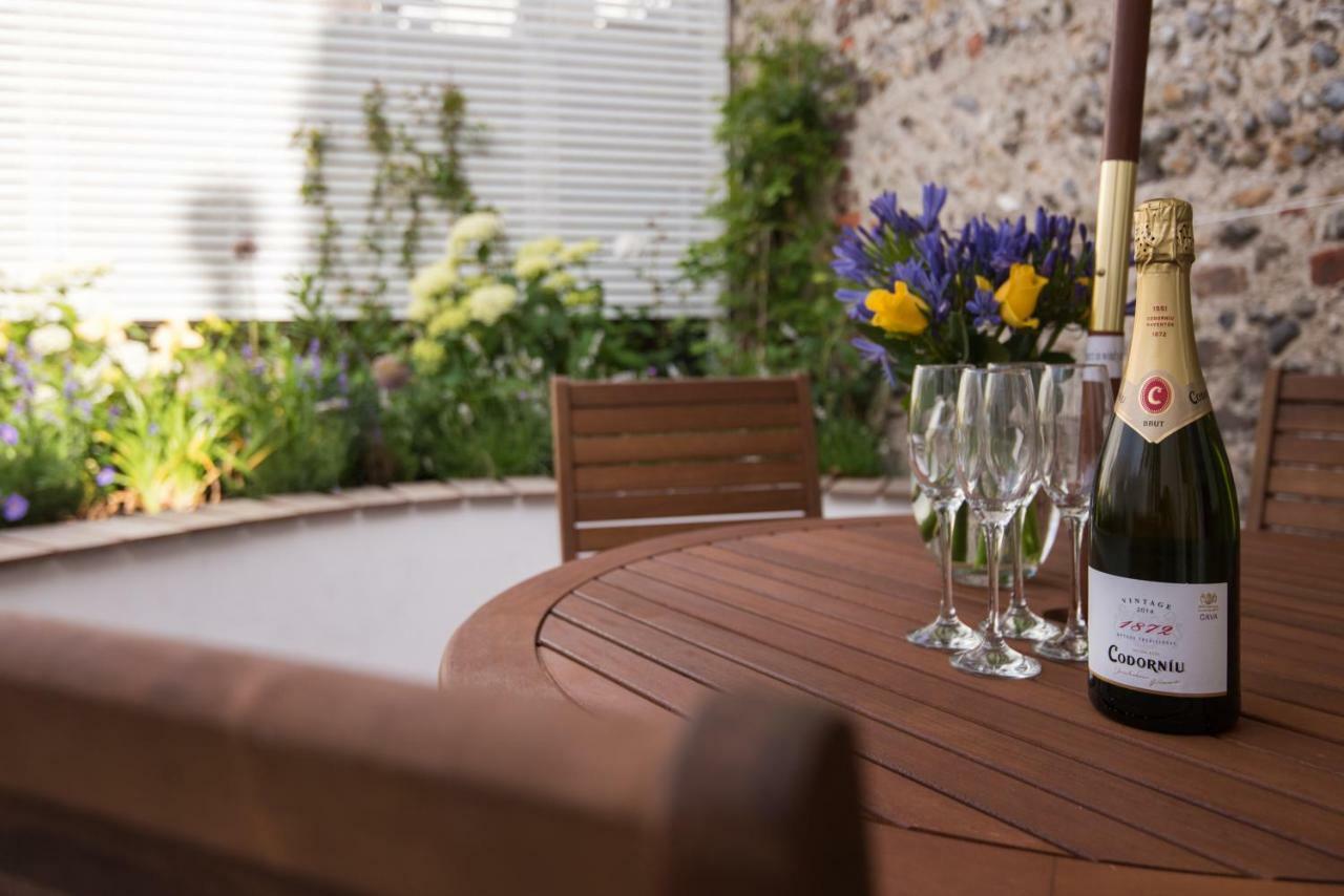 Sea Breeze With Parking By Myholidaylet Holiday home