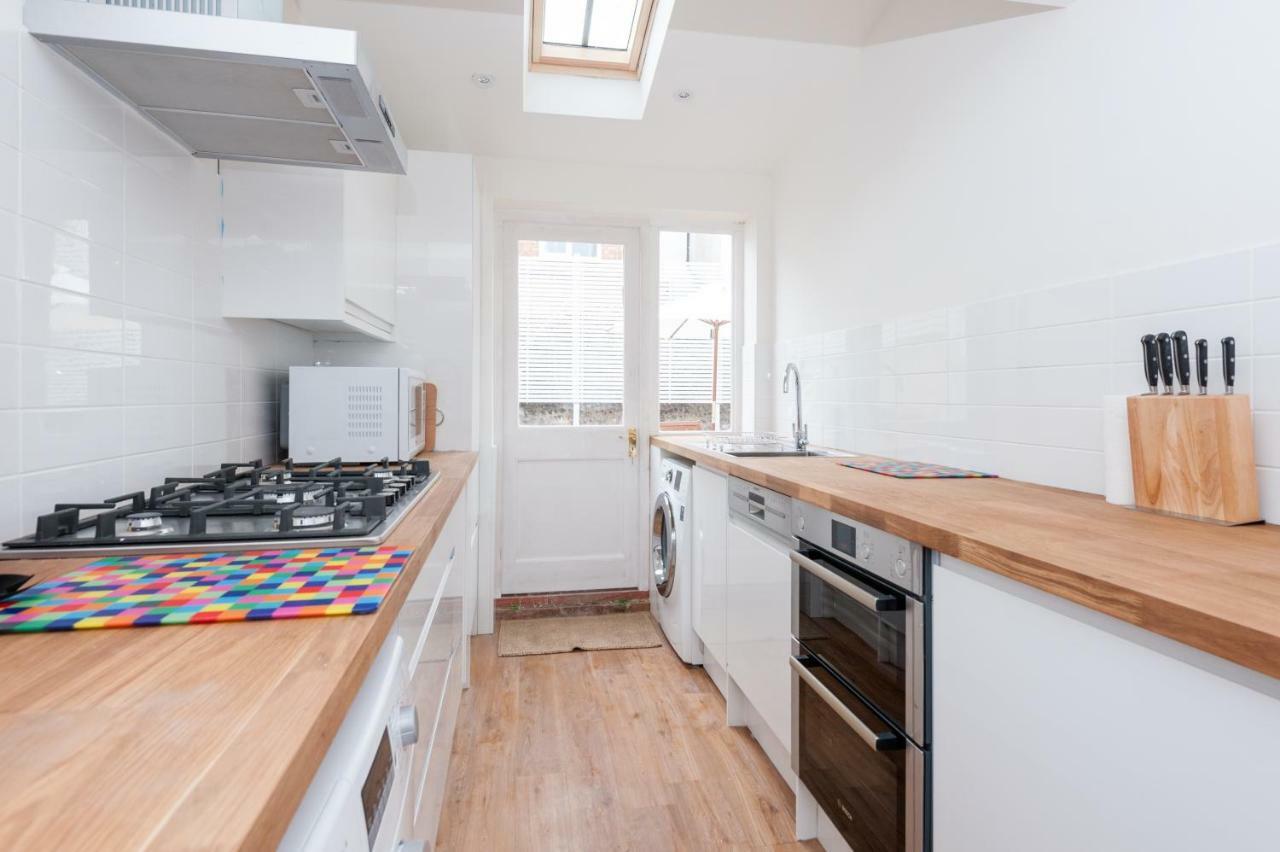 Sea Breeze With Parking By Myholidaylet Holiday home Brighton