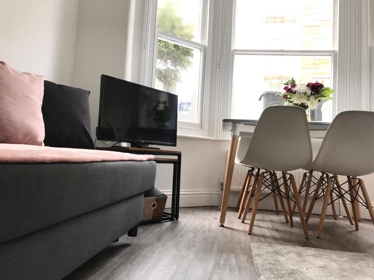 2 Bed 2 Bath & Terrace * Brighton