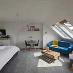 *Large Unique Retro Private Attic & Bathroom*