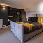 Charming Luxury 3Bed Apartment In A Prime Location By Sharphaus Short Lets & Serviced Accommodation Management