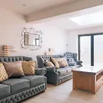 Lush & Spacious 3Bd House - East Brighton