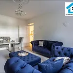 Three-Bedroom Apartment At Bluehouse Short Lets In Brighton With Garden For Family Relaxation