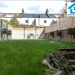 Three-Bedroom Apartment At Bluehouse Short Lets In Brighton With Garden For Family Relaxation