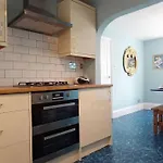 Brighton Mermaid House - Close To Beach - By Crown Gardens Holiday Homes