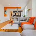 Free Parking Space 1 Car I Brighton Beach I Two Bedroom I Sleep 6 Guests I Super Central Location