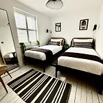 Stunning 3 Bedroom & 2 Bathroom Cottage With Patio