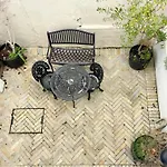 Stunning 3 Bedroom & 2 Bathroom Cottage With Patio