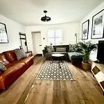 Stunning 3 Bedroom & 2 Bathroom Cottage With Patio