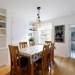 Superb 2 Bed Townhouse Next To The Level Park