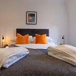 Cosy Central 2 Bedroom - Near Brighton Beach & Shops!