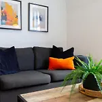 Cosy Central 2 Bedroom - Near Brighton Beach & Shops!
