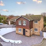 Wanderdown House Near The Beach With A Parking Space