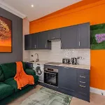 Beautiful 2 Bedroom Flat Next To Brighton Beach And Shopping Centre
