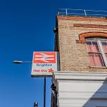 Beautiful 2 Bedroom Flat Next To Brighton Beach And Shopping Centre