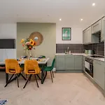 3 Bedroom 2 Bath Apartment I Next To Brighton Beach I Sleep 11 Guests