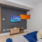 Super Central 2 Bedroom Aarptment Next To Brighton Beach & Shopping Center Sleep 6