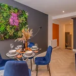 Super Central 2 Bedroom Aarptment Next To Brighton Beach & Shopping Center Sleep 6