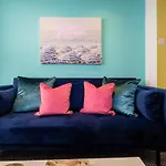 Host & Stay - The Brighton Breeze
