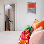 Host & Stay - The Brighton Breeze