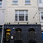 Central Studio Flat By The Sea
