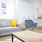 Central 2 Bed 2 Bath Penthouse Near Beach, Hospital - Long Stay Rates Available