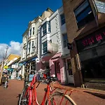 Charming Retreat On The Eastside For A Group Or Family In North Laine