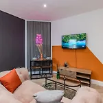 Beautiful Studio Next To Beach & Shopping Centre