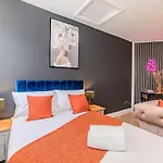 Beautiful Studio Next To Beach & Shopping Centre