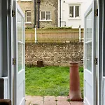 One Bed Garden Flat - Prime Location - Free Onsite Parking - Own Entrance