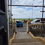 Studio Flat Facing The Beach