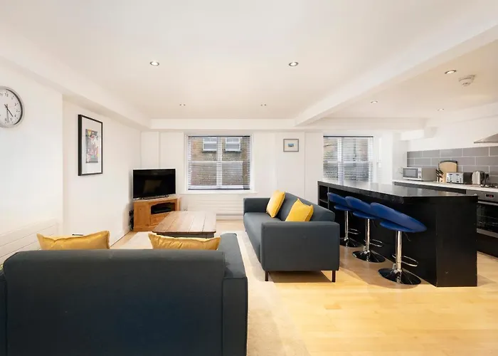 Trafalgar House Apartment One