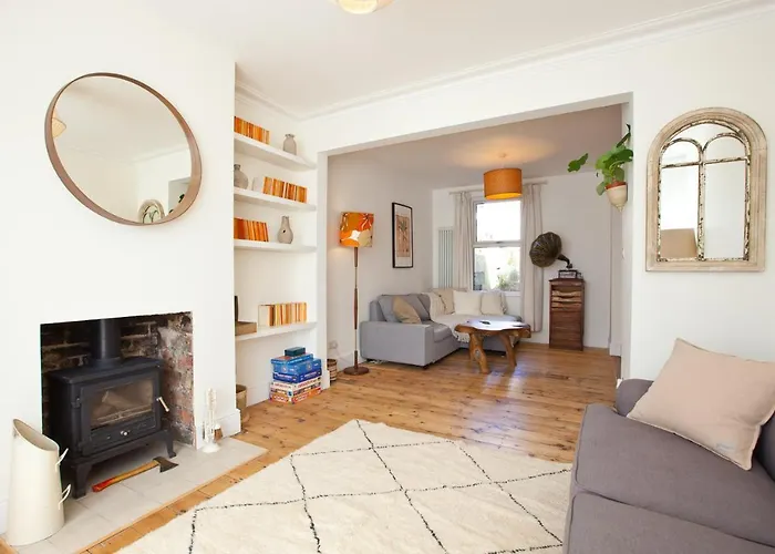 Spacious Retreat With Sunny Garden