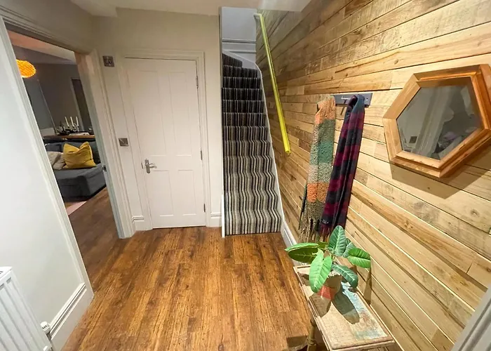 Stunning Brighton Seaside 2-Bedroom Townhouse With Patio, Sleeps 6