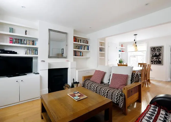 Superb 2 Bed Townhouse Next To The Level Park