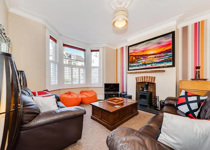 Happy Monkey Town House - Sleeps 9